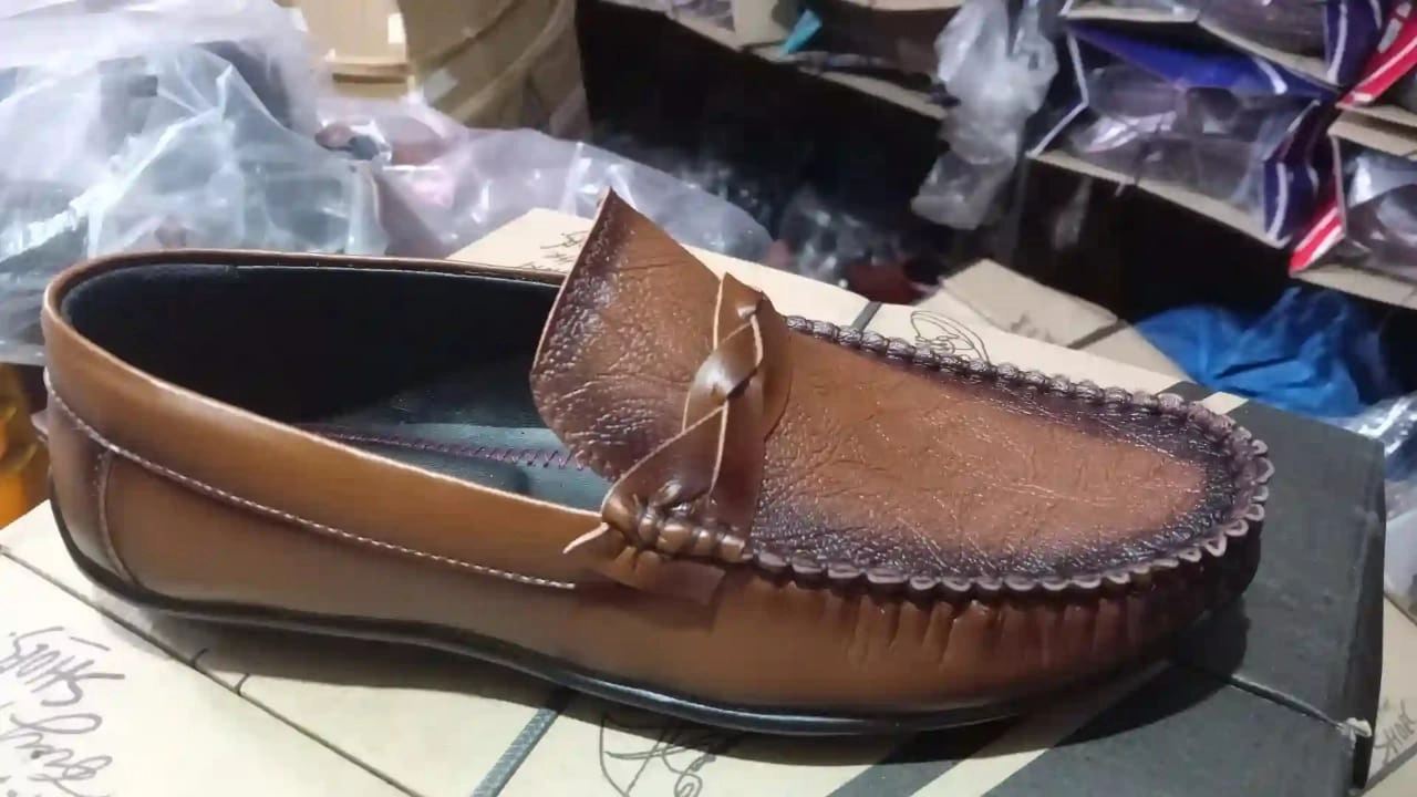 https://s3.vistaartrade.com/vistaartrade/media/products/2022/09/11/Brown_Dual_Shade_casual_Loafer.webp