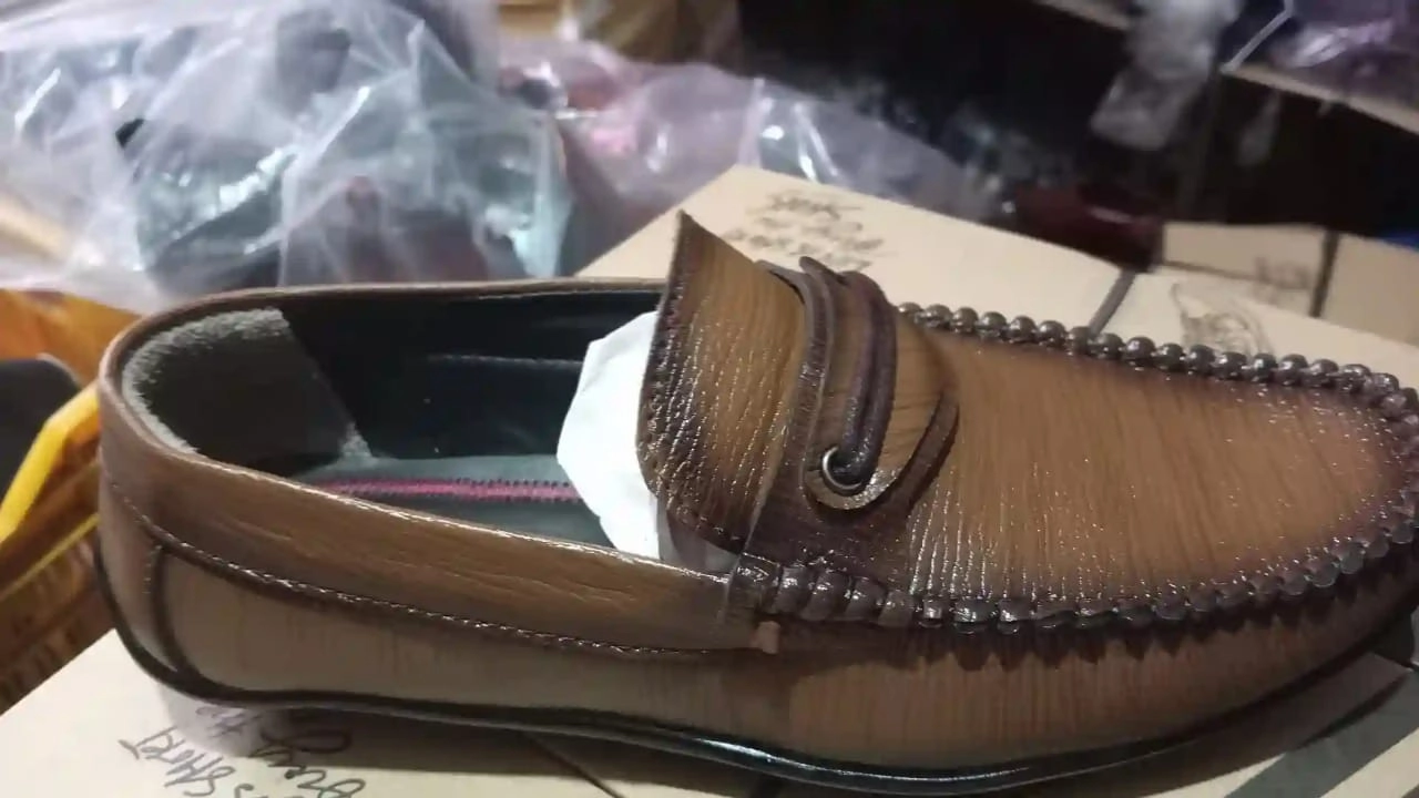 https://s3.vistaartrade.com/vistaartrade/media/products/2022/09/11/Dark_Brown_Dual_Shade_Casual_Loafer.webp