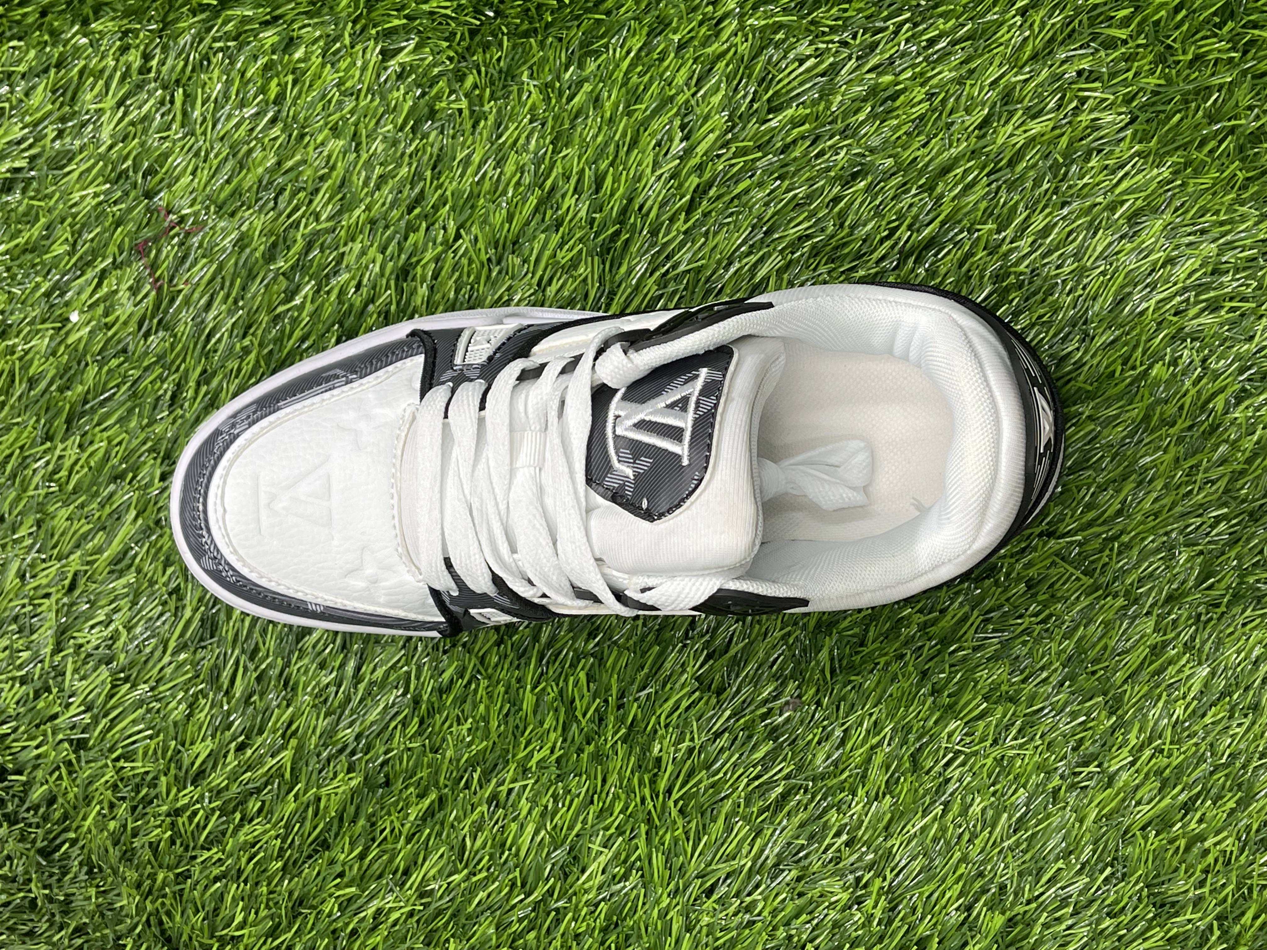 LV Sneaker Fashion in Black Color / Shoe