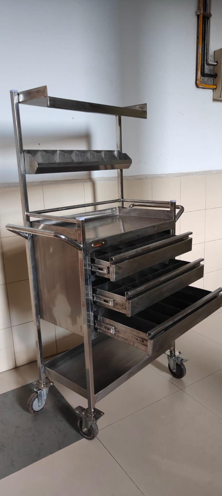 S.S. Crash Cart/Medicine Trolley