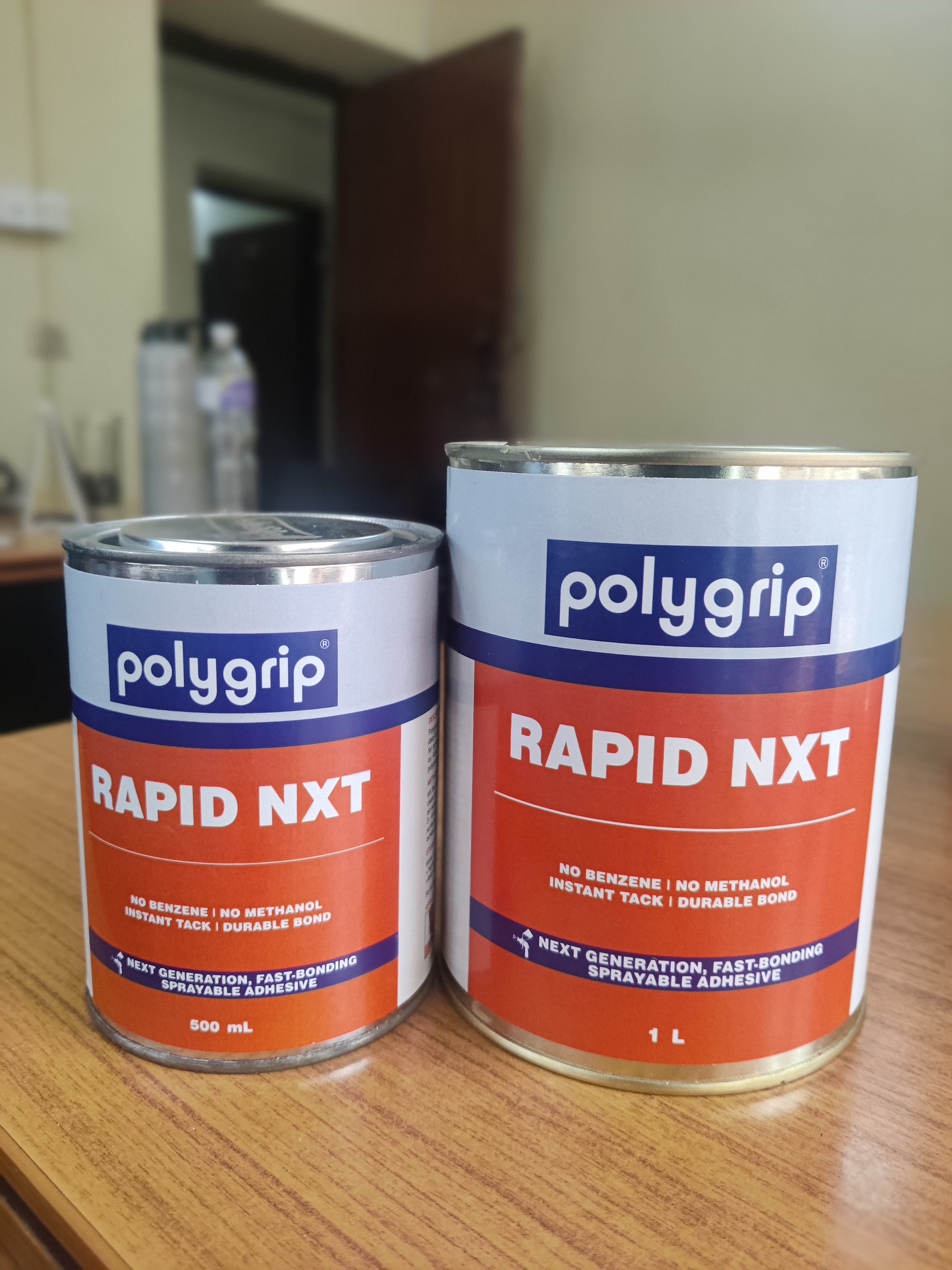 Syntactic rubber adhesive