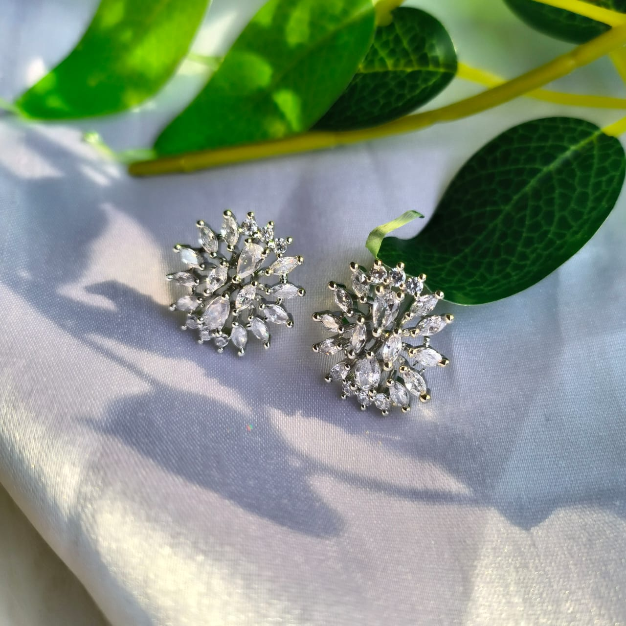 White Feathers Women's Stone Silver Rhodium Ring