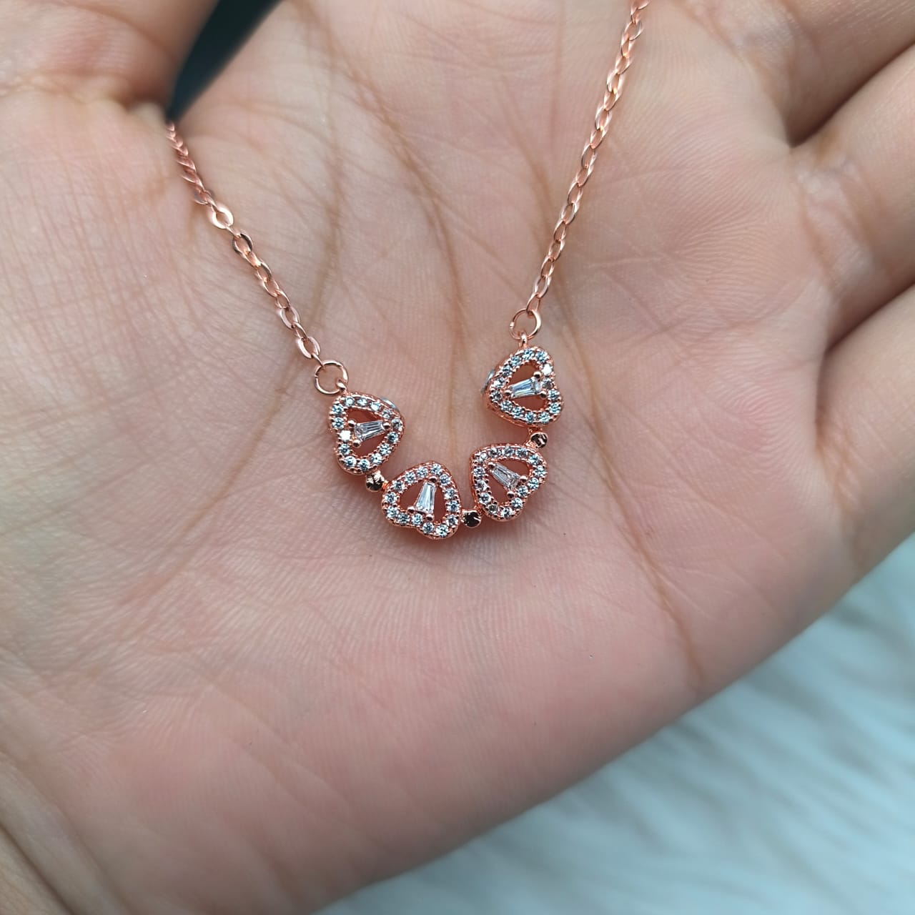 Enchanting 2-in-1 Magnetic Clover Pendant Transforms into Four Hearts