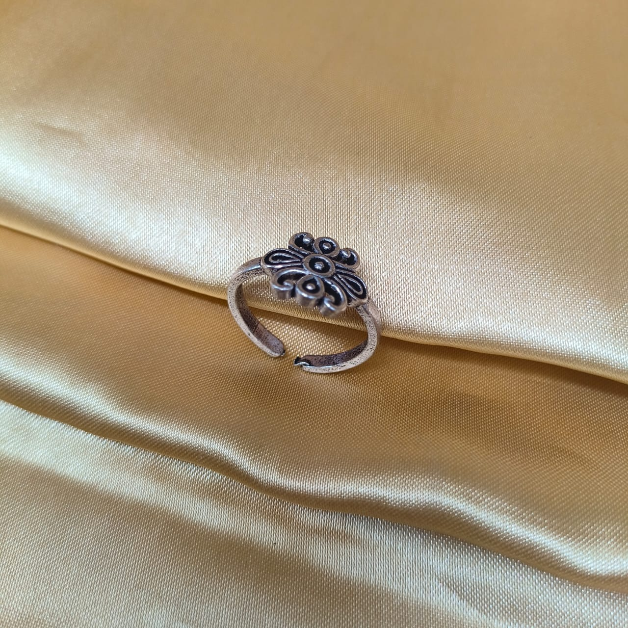 Traditional Silver Oxidised Flower Design Toe Ring